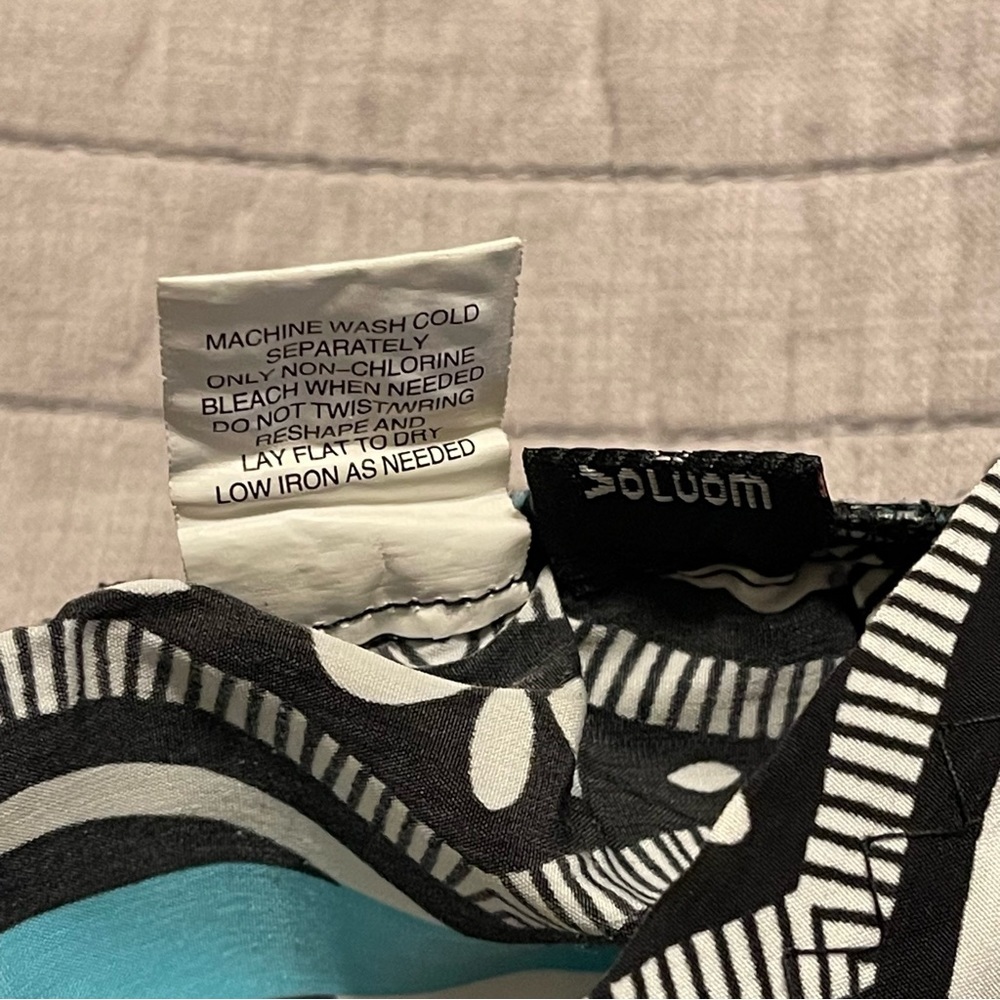 VOLCOM Women's Swim Cover Pull-on Shorts Black White & Turquoise Print Medium - Picture 8 of 9